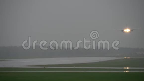 暴风雨中飞机降落视频的预览图