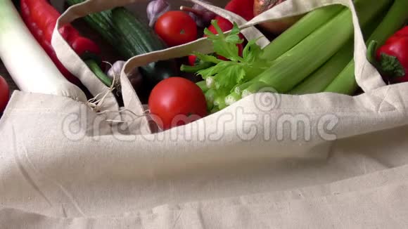 带有产品蔬菜的生态袋零废使用少塑概念木质生态棉织品袋有机新鲜蔬菜视频的预览图