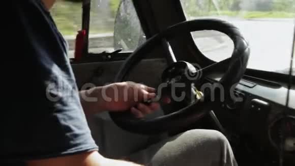白种人留胡子的俄罗斯男子大胆地驾驶一辆汽车在一条糟糕的道路上从一辆带有视频的预览图