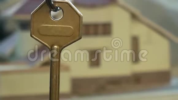 把钥匙放在小屋的模型背景上视频的预览图