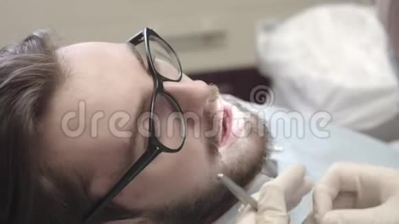 牙医接待处的人视频的预览图