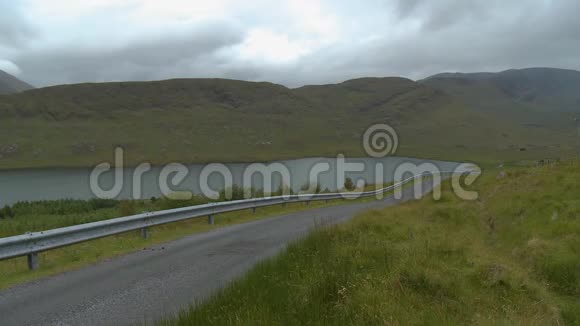 爱尔兰的一条狭窄的公路与湖泊相连视频的预览图