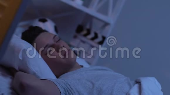 睡眠不足的青少年拒绝早上起床缺乏能量和维生素视频的预览图
