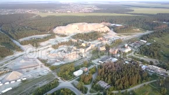 在森林环绕的建筑物中有巨大的采矿工厂视频的预览图