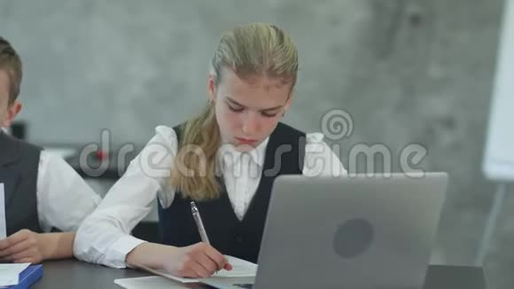 使用文件和笔记本电脑的商业儿童视频的预览图
