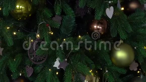 在圣诞树上装饰着雪花金球心形装饰物和灯光视频的预览图