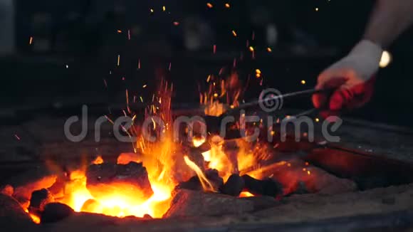 燃烧的煤是被钳子打的视频的预览图