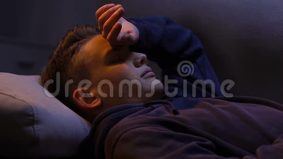 一个昏昏欲睡的少年在派对结束后醒来感到困惑视频的预览图