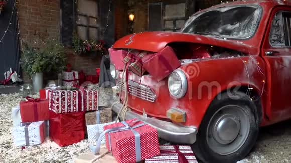 圣诞礼物里面装着红白手工纸和磁带装饰着复古红色的汽车车里装满了新年视频的预览图