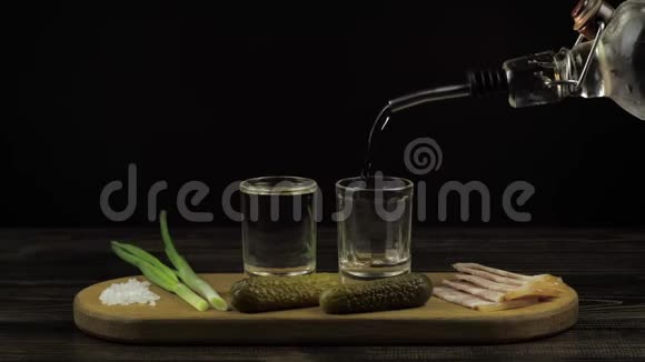 在雾中的伏特加黄瓜猪油和洋葱视频的预览图