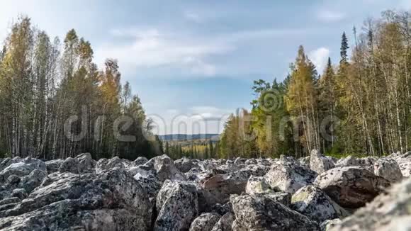 秋天在俄罗斯塔加奈国家公园的时间推移大石河最大矿床赋存视频的预览图