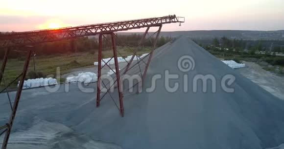 锈迹斑斑的采矿部门的侧影隐藏着朝阳视频的预览图
