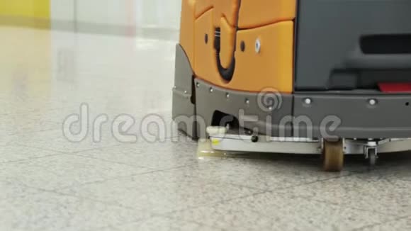 橙自动专业地板清洗机骑在商场的地板上地面护理和清洁视频的预览图