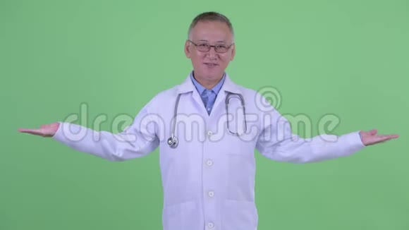 快乐成熟的日本男医生比较视频的预览图