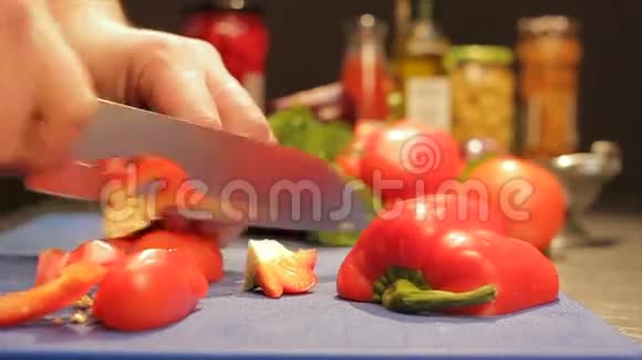 烹饪手用刀子切钟胡椒视频的预览图