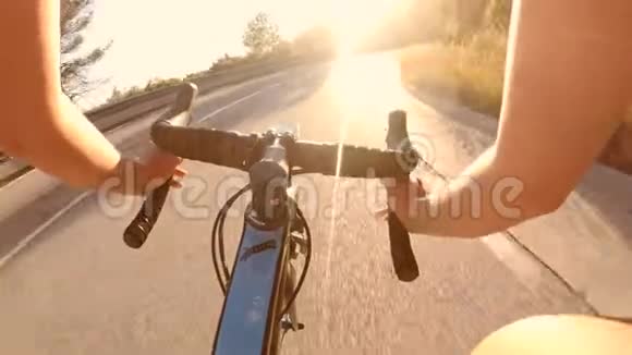 日落时骑自行车的人视频的预览图