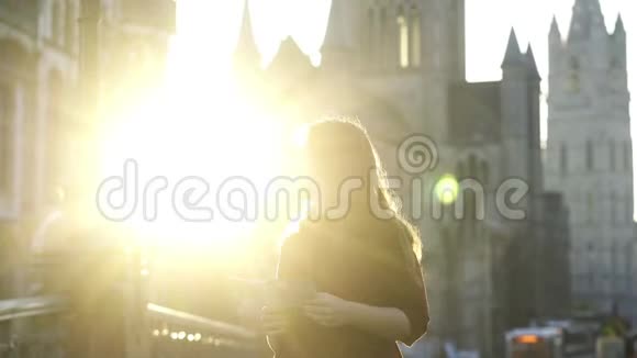 在阳光下的波塔莱女人视频的预览图