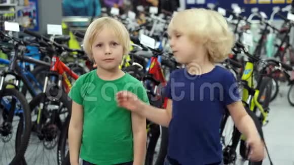 双胞胎正在讨论购买一辆新自行车视频的预览图