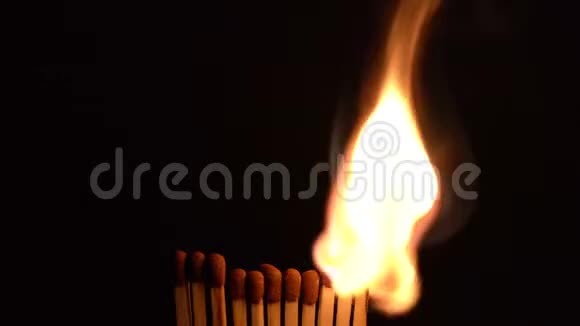 火柴棒燃烧火焰十一根棍子视频的预览图