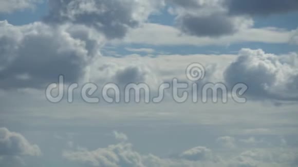 蓝天白云的美丽全景在云层中飞行的效果全高清时间延时视频的预览图
