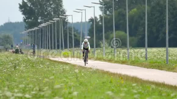 训练中的自行车运动员在波尔德班跑道附近的自行车道视频的预览图
