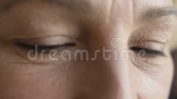 白种人成熟女性的特写镜头她的脸上有黑眼睛和明显的衰老皱纹视频的预览图