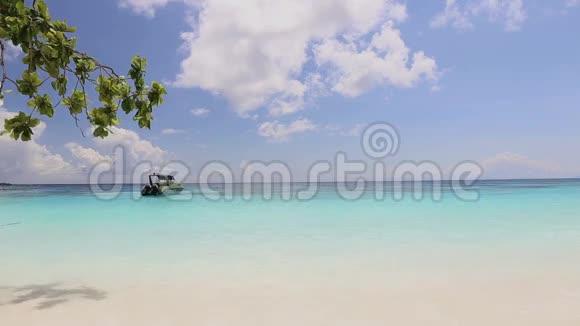 热带绿松石海滩白沙海岸和船在安达曼海KohTachai岛视频的预览图