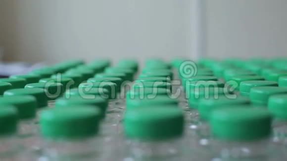 塑料瓶与绿色盖子特写视频的预览图