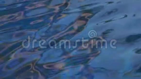 在泳池里把蓝色的水收起来视频的预览图