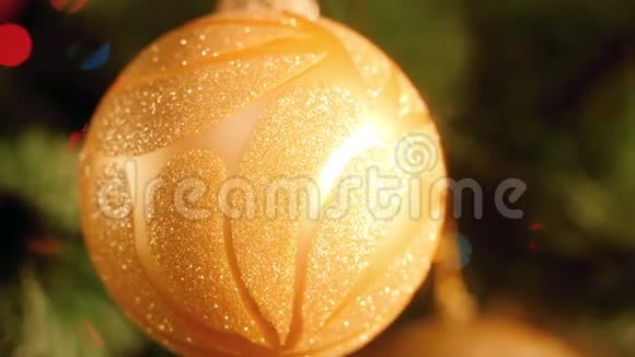 彩灯和金球装饰的美丽圣诞树特写视频视频的预览图