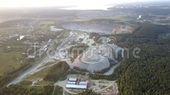 位于森林和城镇之间的老大型采矿厂视频的预览图