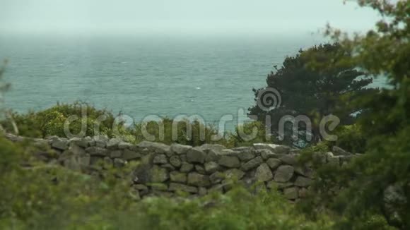 一面干燥的石墙俯瞰薄雾般的海洋视频的预览图