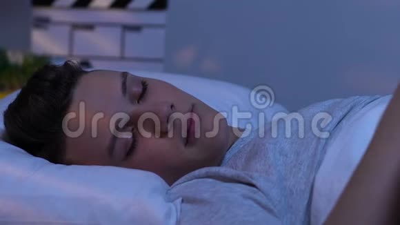 青少年睡在家里的床上健康放松干净的床上用品视频的预览图