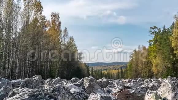 秋天在俄罗斯塔加奈国家公园的时间推移潘大石河最大矿床赋存视频的预览图