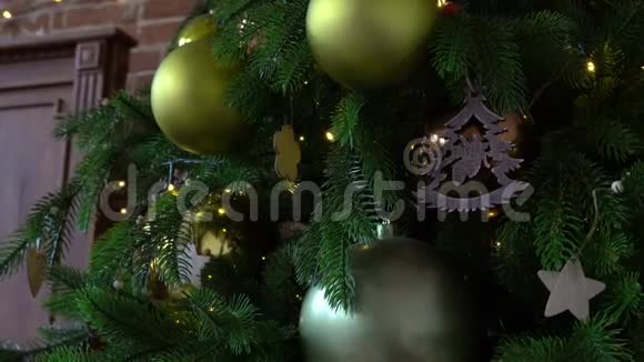 在圣诞树上装饰着雪花金球心形装饰物和灯光视频的预览图
