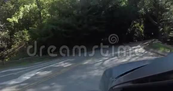 夏天的约塞米蒂路上有辆车视频的预览图
