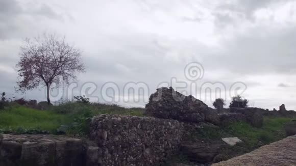 古老的石墙岩石台阶向下视频的预览图