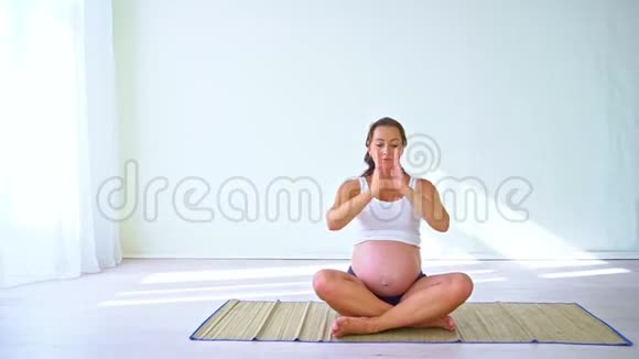 从事瑜伽健身运动的孕妇视频的预览图