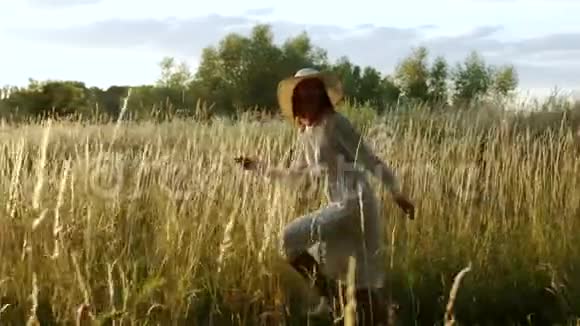 可爱的情侣在乡村公园跑步视频的预览图