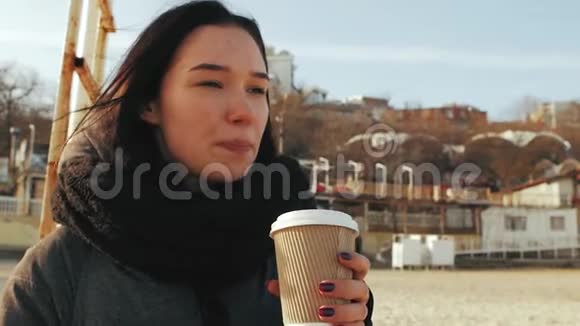一个女孩拿着一杯一次性咖啡说话视频的预览图
