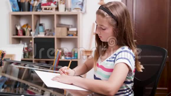 小孩用量角器和尺子在一张纸上画东西视频的预览图