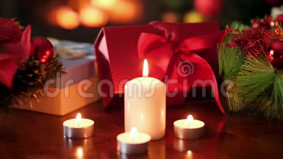 在圣诞前夜木桌上的传统圣诞装饰与燃烧的火棕榈的4k镜头视频的预览图