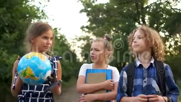 前景三个学生在乡村公路上上学在东欧学习回到学校视频的预览图