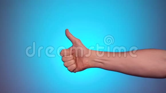 男人的手竖起大拇指做个好手势视频的预览图