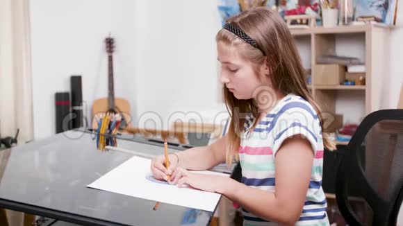 小女孩用铅笔和量角器画一些线视频的预览图