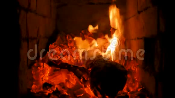 在俄罗斯壁炉里烧木头视频的预览图