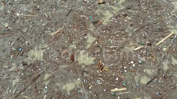 洪水后的水污染比克湖视频的预览图
