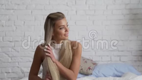 女人梳着她棕色的长发视频的预览图