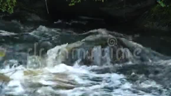 泡沫冒泡的水叠在岩石上视频的预览图