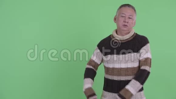 穿着成熟的日本男人视频的预览图